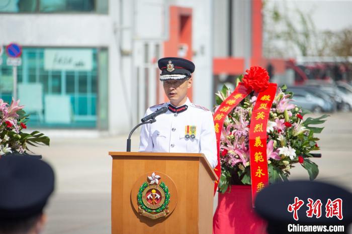 香港特區(qū)政府消防處處長梁偉雄在儀式上致辭?！≌侣勌幑﹫D