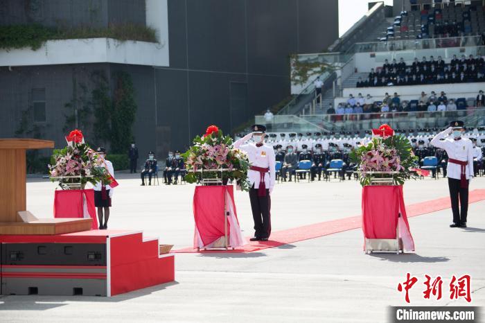 香港特區(qū)政府消防處處長梁偉雄等在儀式上敬禮。　政府新聞處供圖
