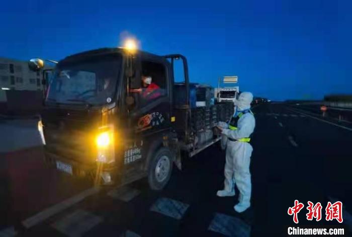 圖為戰(zhàn)疫中的移民管理警察?！⊥跽窈?攝