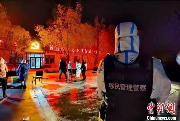 圖為戰(zhàn)疫中的移民管理警察?！⊥跽窈?攝