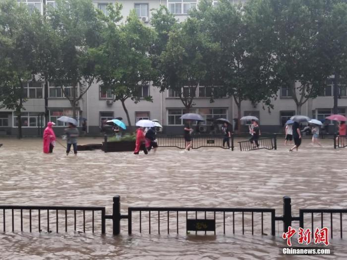 資料圖：持續(xù)強(qiáng)降雨導(dǎo)致鄭州部分街道積水嚴(yán)重。<a target='_blank' href='http://www.chinanews.com/'>中新社</a>記者 闞力 攝 
