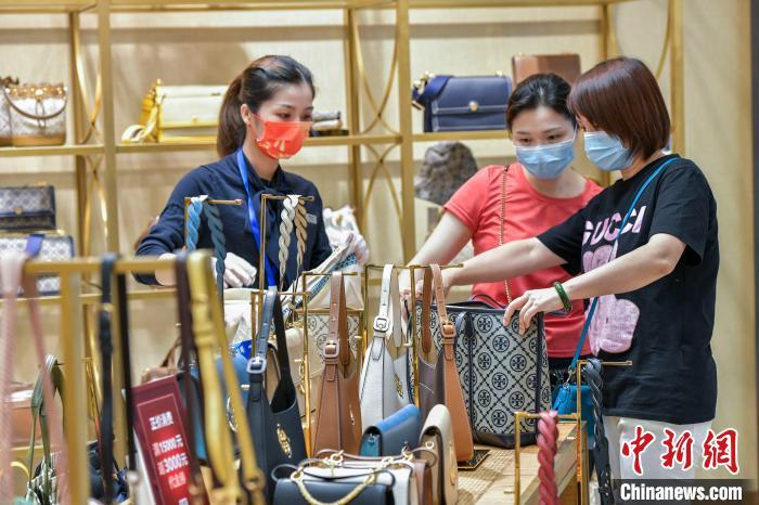 “十一”假期顧客在免稅店選購箱包?！●樤骑w 攝 