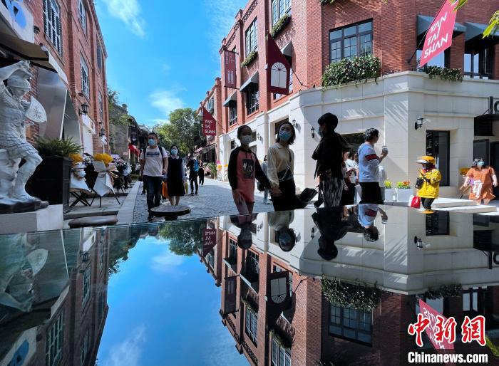 圖為市民在福州煙臺山商業(yè)漫步街區(qū)一期逛街游玩?！埍?攝