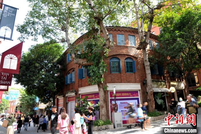 圖為市民在福州煙臺山商業(yè)漫步街區(qū)一期逛街游玩?！埍?攝