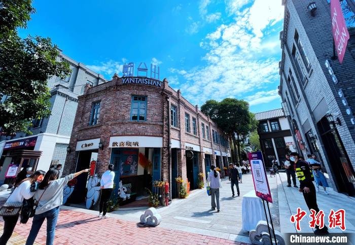 圖為市民在福州煙臺山商業(yè)漫步街區(qū)一期逛街游玩?！埍?攝