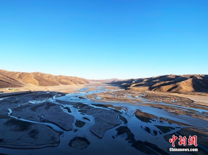 果洛州達(dá)日縣境內(nèi)的黃河。青海省果洛州地處三江源腹地，黃河在果洛境內(nèi)蜿蜒760公里，是“中華水塔”的重要組成部分和國(guó)家重要的生態(tài)安全屏障。