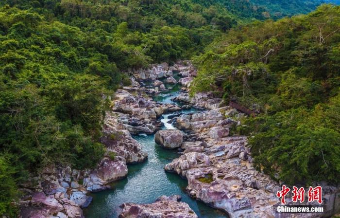 航拍海南呀諾達(dá)熱帶雨林景區(qū)，鳥(niǎo)瞰秀美山水、廣袤雨林。中新社記者 駱云飛 攝