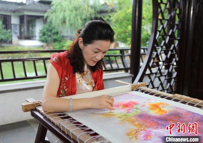 中國工藝美術(shù)大師、國家級(jí)非遺項(xiàng)目(蘇繡)代表性傳承人姚建萍 受訪者供圖