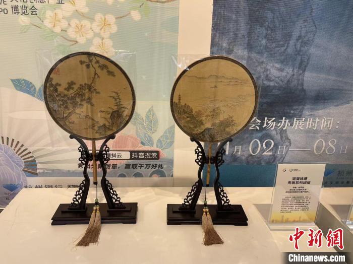 開幕式現(xiàn)場進行的部分文創(chuàng)產品展示。　童笑雨 攝