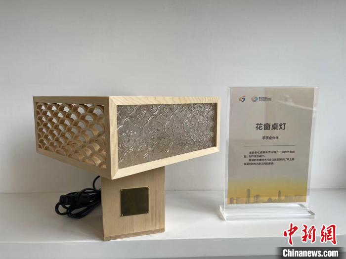 開幕式現(xiàn)場進行的部分文創(chuàng)產品展示?！⊥τ?攝