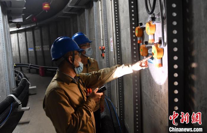 雄安新區(qū)綜合管廊首批電力艙線纜投入運(yùn)行，工作人員正在檢查設(shè)備?！№n冰 攝