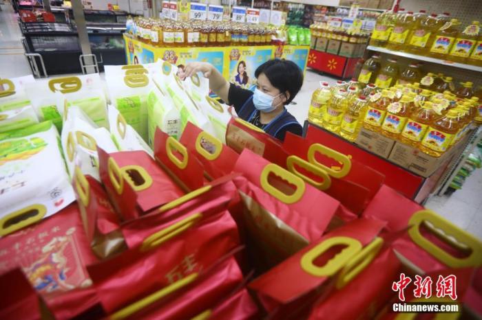 資料圖：超市工作人員擺放大米和油等生活必需品。 <a target='_blank' href='http://www.chinanews.com/'>中新社</a>記者 泱波 攝