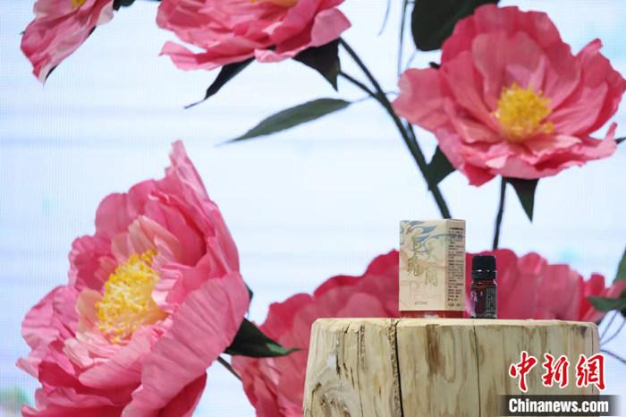 多特瑞全球首發(fā)的國風(fēng)精油“飛天瑰麗”香薰復(fù)配精油。多特瑞供圖