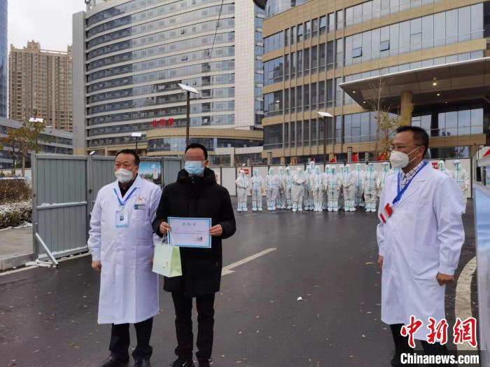 圖為身著蘭大二院院長(zhǎng)于博棉襖的出院患者與院長(zhǎng)合影?！堟?攝