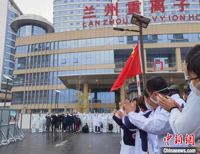 圖為蘭州9名新冠肺炎康復(fù)患者走出病區(qū)，在場(chǎng)醫(yī)護(hù)人員掌聲不斷?！堟?攝