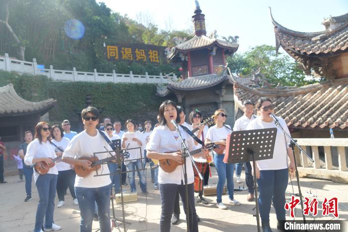 11月7日，湄洲媽祖祖廟前，兩岸媽祖人音樂(lè)快閃現(xiàn)場(chǎng)?！「邅喅?攝