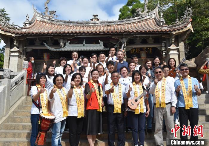 11月7日，上海市臺(tái)灣同胞投資企業(yè)協(xié)會(huì)副會(huì)長(zhǎng)鄒錦章等一行29人參訪湄洲媽祖祖廟。　高亞成 攝