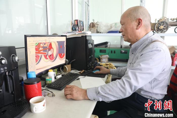 老陸60多頭才開始學習在電腦上進行機械制圖，如今已經(jīng)“玩”得很溜?！∩旰?攝