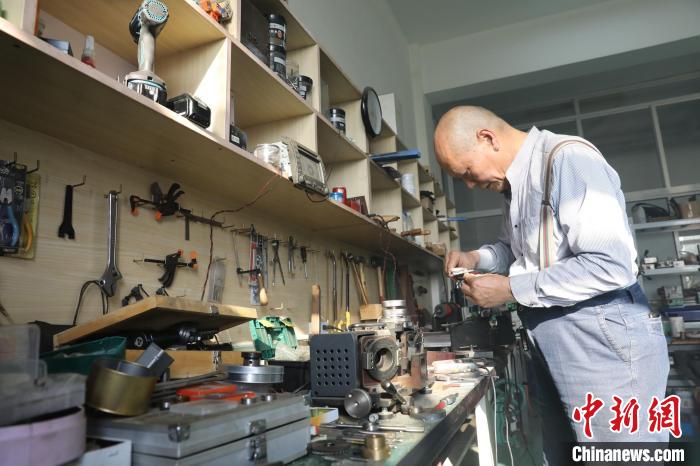2000多個零件，除了鉚釘之外，均是老陸手工打造。　申海 攝