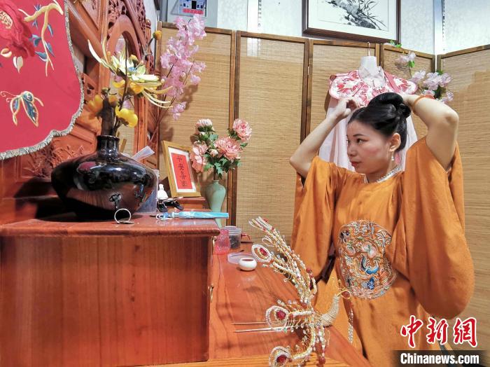 舒秋紅在梳妝鏡前裝扮古裝?！≮w曉 攝