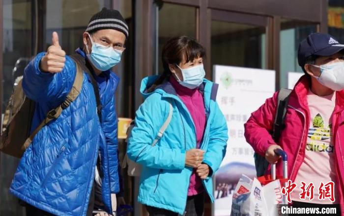圖為滯留游客點贊內(nèi)蒙古?！●T靜 攝