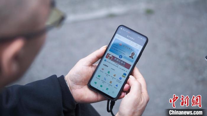 圖為重慶市民使用電子社保卡辦理業(yè)務(wù)。　陳鑫 攝
