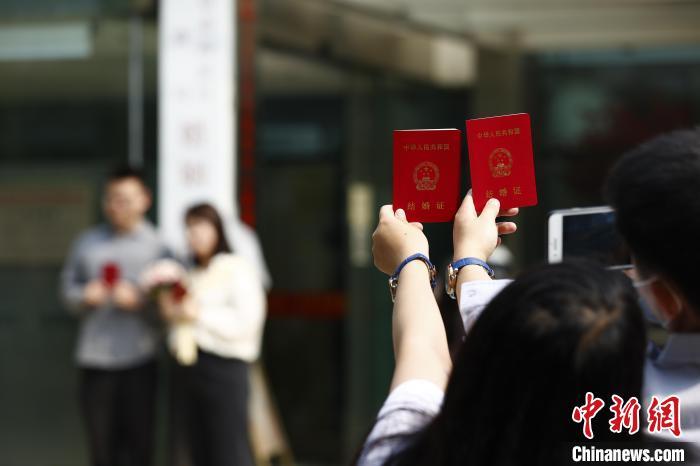 5月20日上午，北京市海淀區(qū)婚姻登記處外領證自拍的新人?！「惶?攝