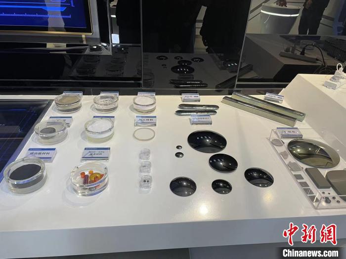 圖為鍺功能材料、鍺加工材料與鍺產(chǎn)品展示?！】姵?攝