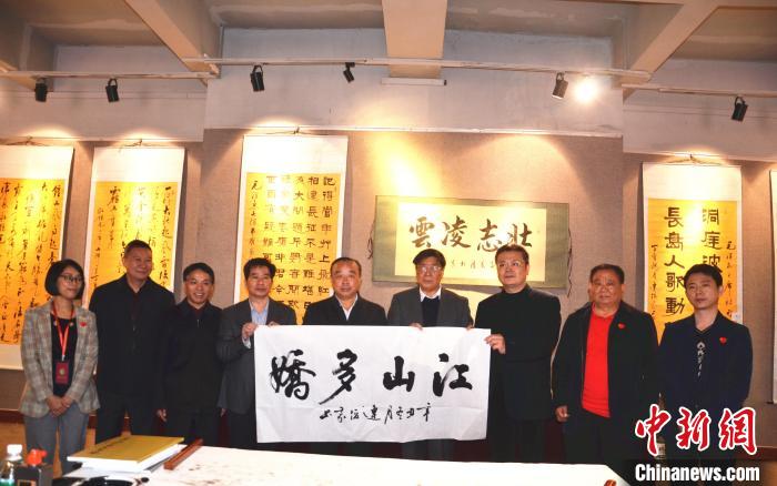 圖為百名將軍書畫展活動(dòng)現(xiàn)場?！☆佇玛?攝 攝