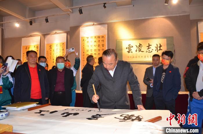 圖為“鐵軍老戰(zhàn)士”、著名書法家、解放軍報(bào)原副總編輯連俊義少將現(xiàn)場揮毫?！☆佇玛?攝 攝