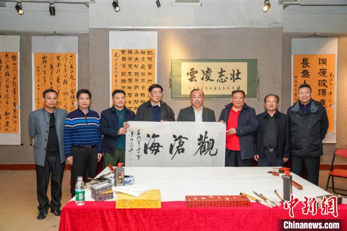 圖為百名將軍書畫展活動(dòng)現(xiàn)場?！∷涡憬?攝 攝