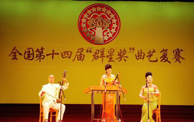 【徐州琴書《一個(gè)女人三個(gè)娘》獲國家文化部群星大獎(jiǎng)。國家一級演員張巧玲（右）、國家一級演員蔣立俠