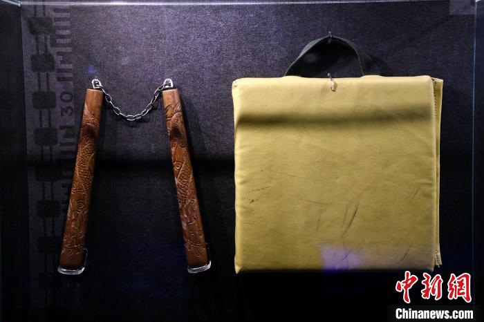 李小龍于電影中使用的雙截棍及踢墊?！±钪救A 攝