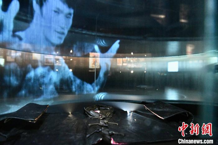 展示李小龍的嬰兒上衣?！±钪救A 攝