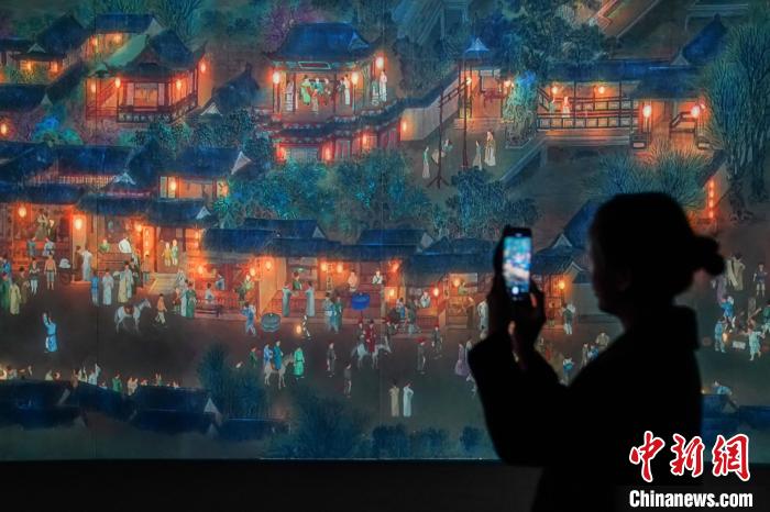 圖為參觀者在觀展?！￡惞谘?攝