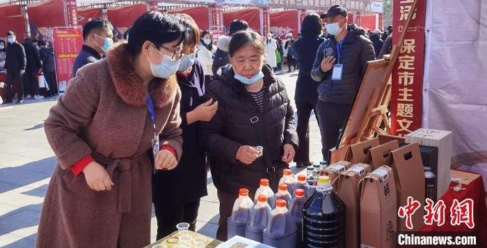 市民了解蠡縣“麻山藥醋”產(chǎn)品?！⌒烨擅?攝