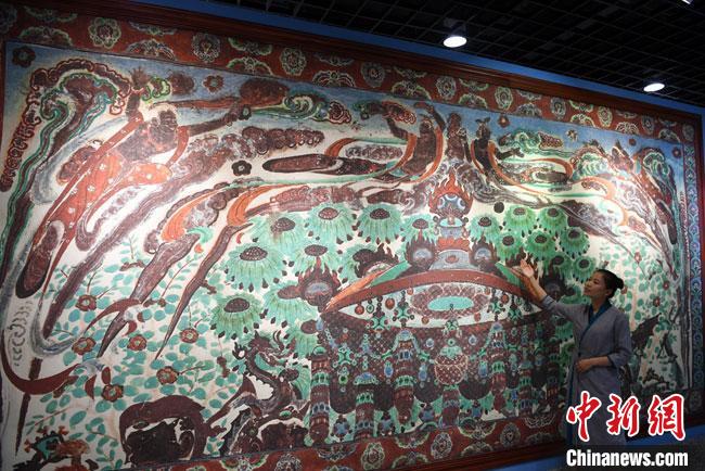 圖為通過數(shù)字化采集后打印展出的大幅高保真莫高窟復制壁畫320窟“散花飛天”。(資料圖) 楊艷敏 攝