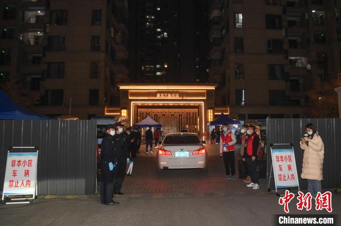圖為杭州蕭山區(qū)北干街道龍湖春江天璽外?！⊥鮿?攝