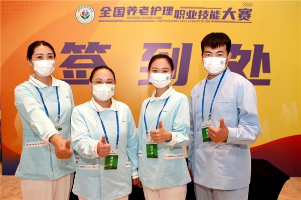 據(jù)悉,本次大賽是我國養(yǎng)老服務(wù)領(lǐng)域首次舉辦的競賽規(guī)格最高、參與人數(shù)最多、技能水平最高、影響力最廣的職業(yè)技能大賽。有來自全國各省(自治區(qū)、直轄市)和新疆生產(chǎn)建設(shè)兵團(tuán)的32支代表隊(duì)128名選手參加比賽。比賽主要包括理論知識和操作技能考核兩部分。理論知識主要考核養(yǎng)老護(hù)理員對《養(yǎng)老護(hù)理員國家職業(yè)技能標(biāo)準(zhǔn)(2019年版)》知識要求的理解掌握;操作技能主要考核養(yǎng)老護(hù)理員針對老年人身體、精神狀況提供生活照護(hù)、基礎(chǔ)照護(hù)、康復(fù)服務(wù)、心理支持等服務(wù)的實(shí)操能力。