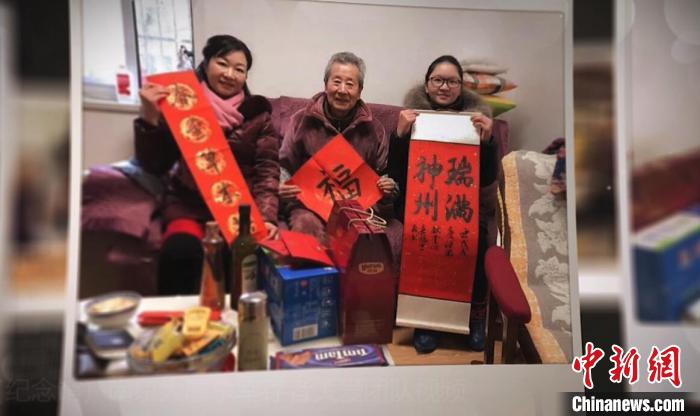 幸存者老人們把紀(jì)念館的工作人員和志愿者們當(dāng)成了親人，大家也把老人們當(dāng)成了自己的親爺爺親奶奶。　南京侵華日軍受害者援助協(xié)會(huì)供圖
