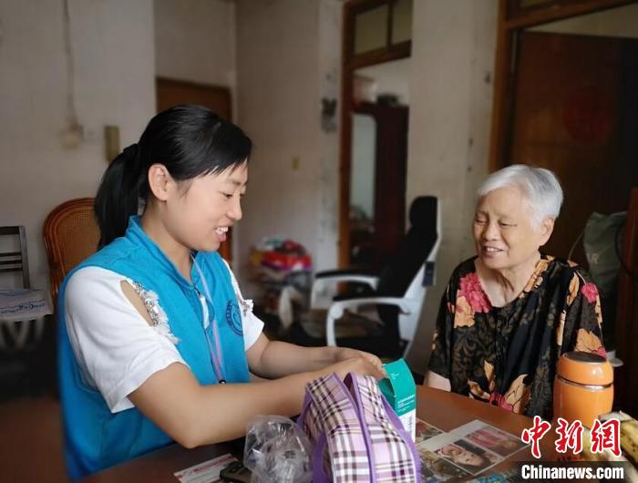 天氣冷了、熱了，援助協(xié)會(huì)的工作人員都要電話問一聲、上門走走看看?！∧暇┣秩A日軍受害者援助協(xié)會(huì)供圖