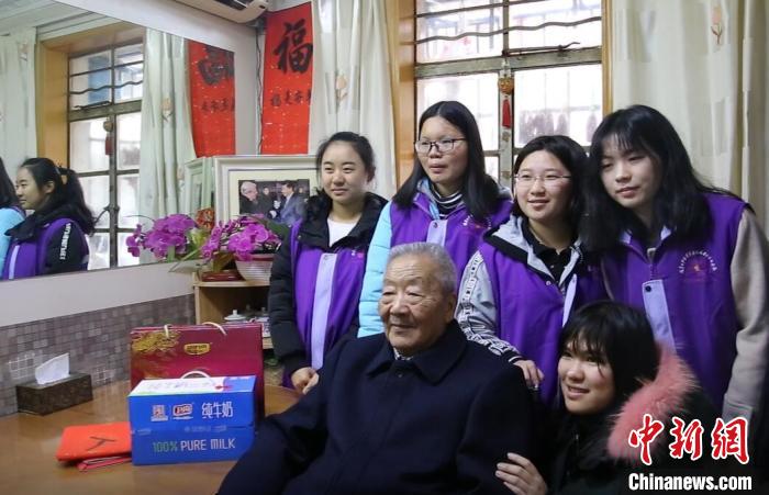 紀(jì)念館志愿者們和幸存者老人在一起。　南京侵華日軍受害者援助協(xié)會(huì)供圖