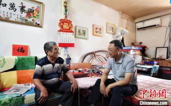 每逢節(jié)假日，援助協(xié)會(huì)總是挨家挨戶上門慰問幸存者老人們?！∧暇┣秩A日軍受害者援助協(xié)會(huì)供圖