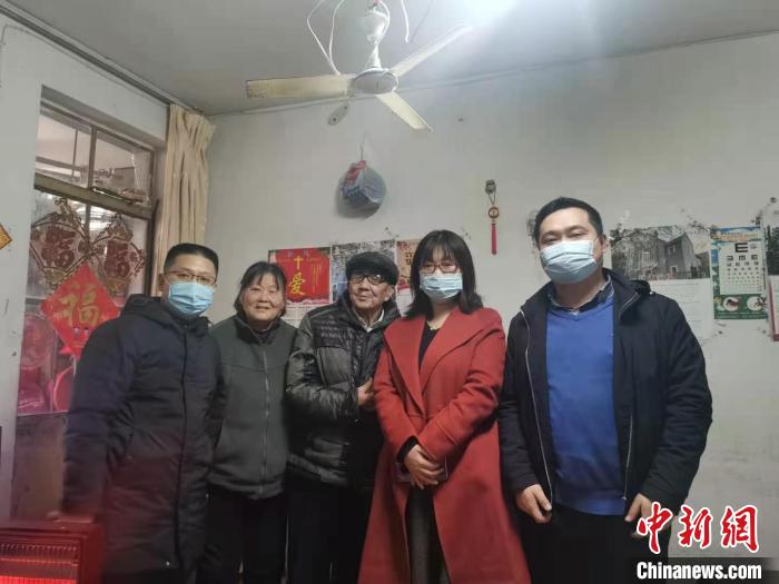 李雪晴(右二)和同事們到幸存者老人家中慰問?！∧暇┣秩A日軍受害者援助協(xié)會(huì)供圖