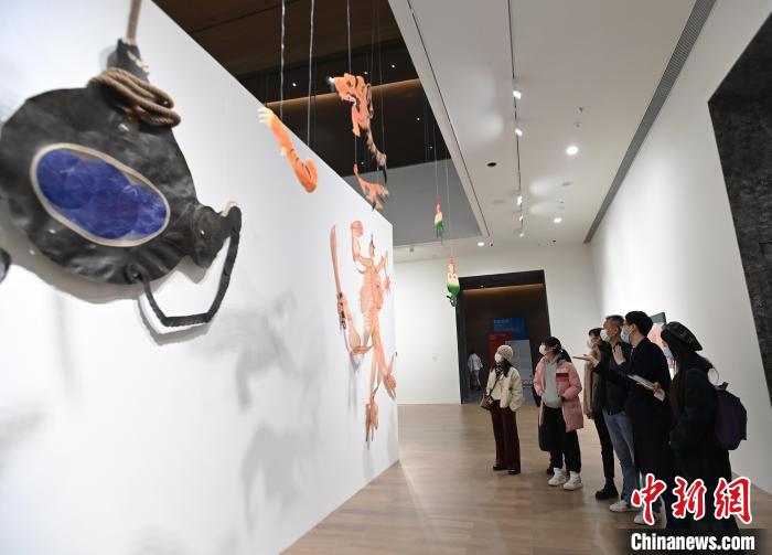 觀眾參觀展覽?！“苍?攝