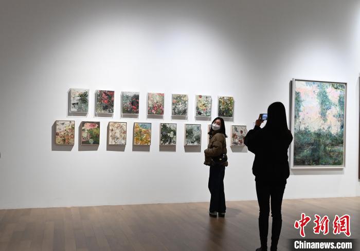 觀眾在展覽廳拍照留念?！“苍?攝