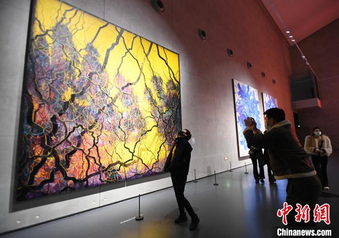 觀眾在展覽廳拍照留念?！“苍?攝
