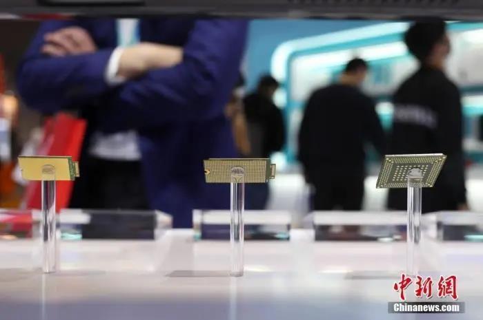 資料圖：多家國際芯片制造龍頭企業(yè)展示最新設(shè)備和產(chǎn)品。<a target='_blank' href='/'>中新社</a>記者 張亨偉 攝