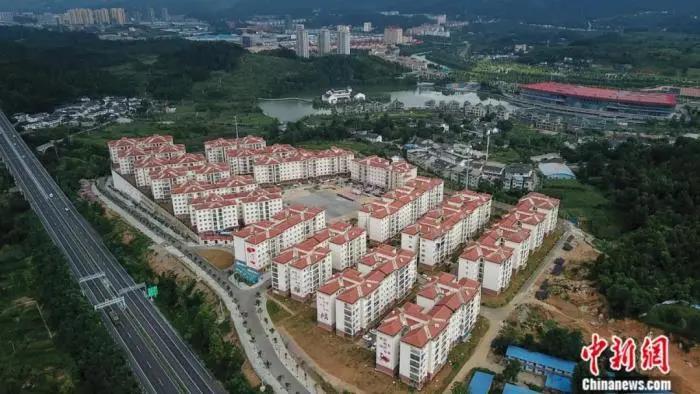 2020年7月，航拍貴州省遵義市湄潭縣黃家壩街道田壩社區(qū)崇德小區(qū)移民安置點(diǎn)。<a target='_blank' href='/'>中新社</a>記者 瞿宏倫 攝