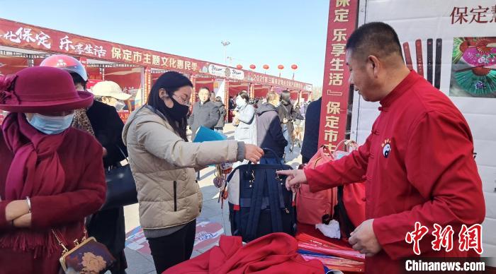 市民在選購白溝箱包。